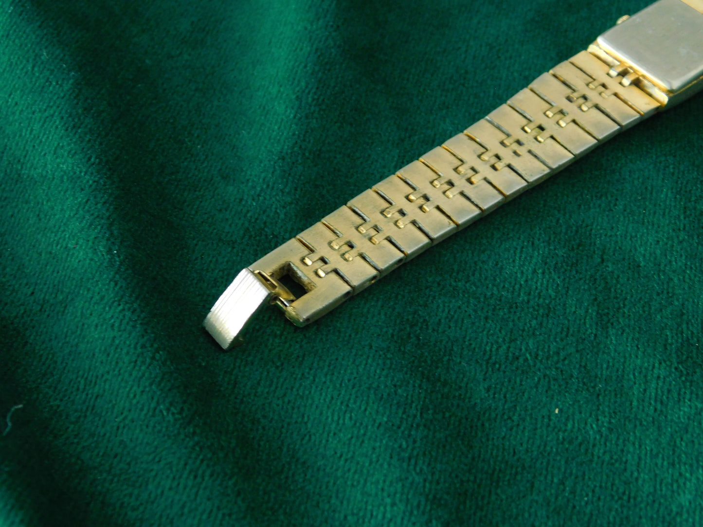 Geneva dual tone flower watch